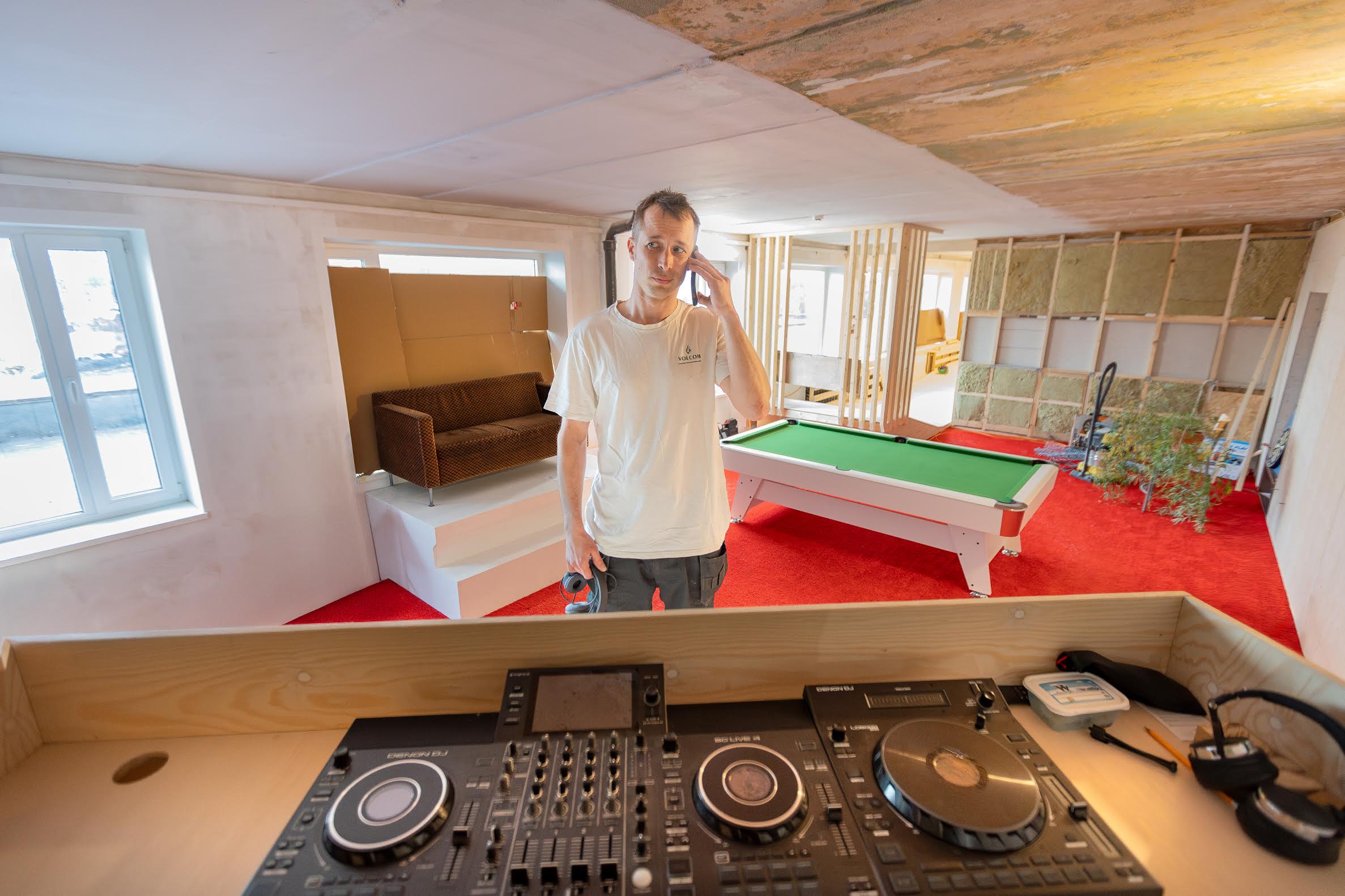 Ehitusjärgus ruumis on DJ-puldi taga ala, kust DJ näeb peo ajal kogu ruumis toimuvat. Foto: AIGAR NAGEL